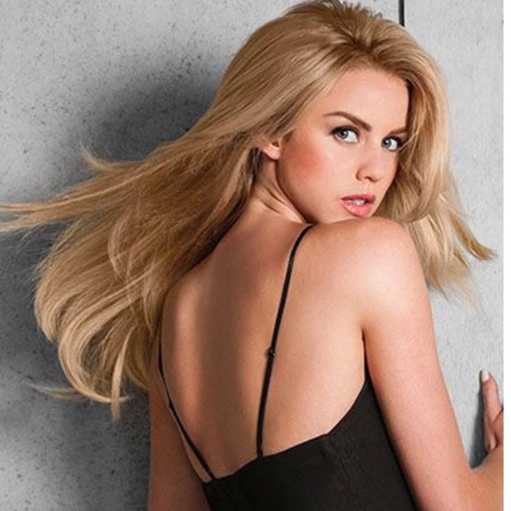 Hairdo 22” Clip-in One Piece Straight Hair Extension in Golden Wheat-dark blonde - Picture 7 of 8